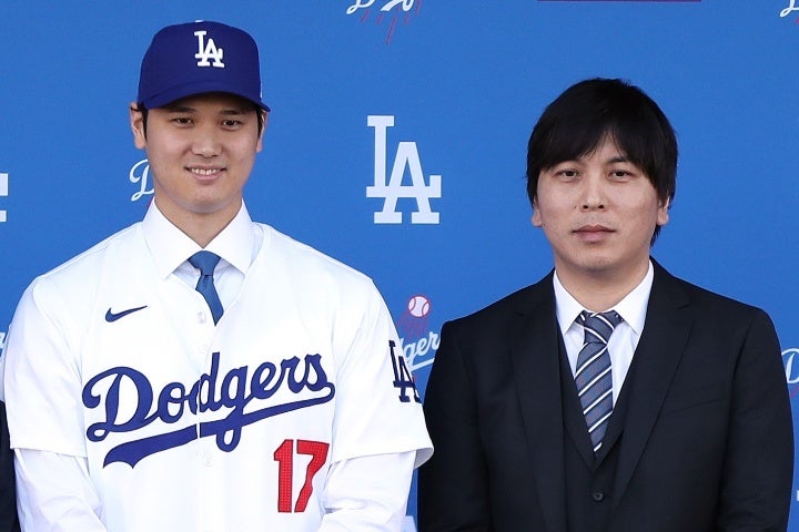 大谷（左）は“相棒”である水原通訳（右）と一緒に入団会見に臨んだ。(C) Getty Images