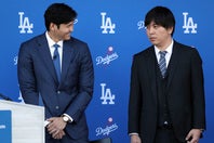 ドジャース入団会見に臨んだ大谷（左）と水谷通訳（右）。(C)Getty Images