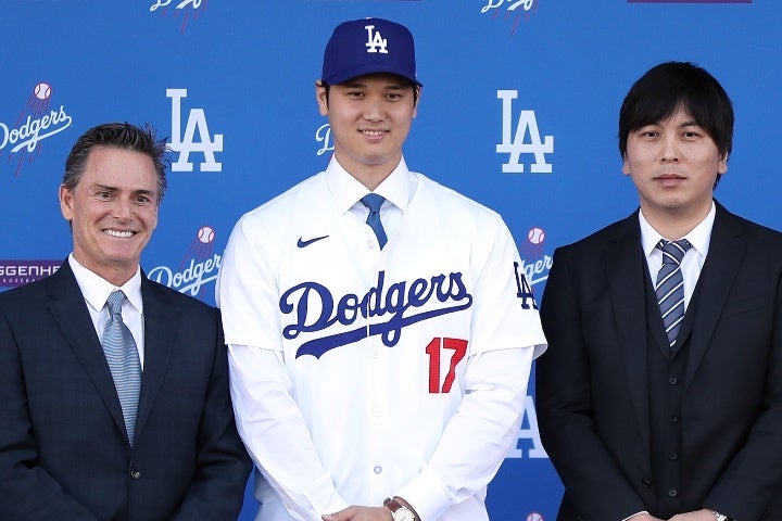 ドジャースの一員となった大谷（中央）。ホーム開幕戦チケットが早くも高騰している。(C) Getty Images