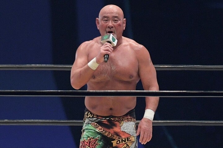 「プロレスLOVEポーズ」でお馴染みの武藤。写真：鈴木颯太朗