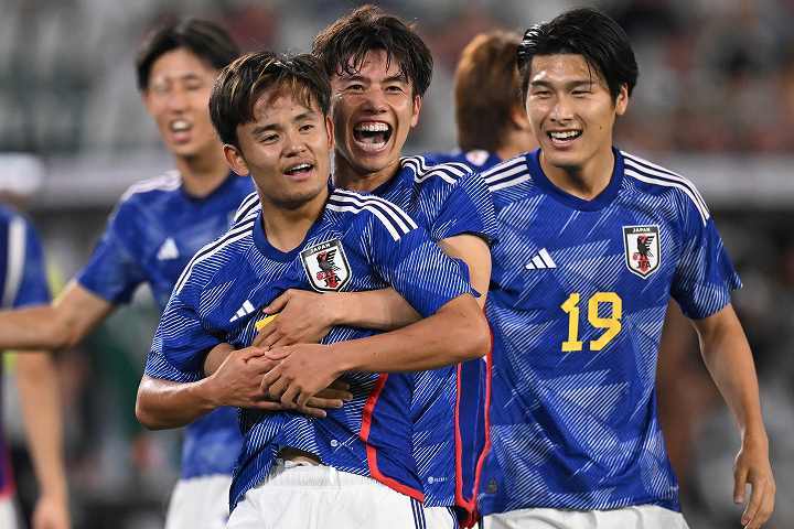 久保（左から２番目）や三笘など、日本の主力選手への注目度もやはり高いようだ。(C) Getty Images