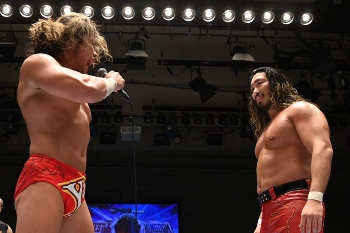 上村（左）は同期である辻（右）とのシングル対決を宣言。舞台は年明け「1.4東京D」を熱望した。写真：新日本プロレスリング