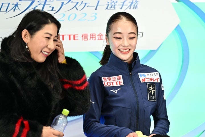 13歳の上薗は初の全日本で４位。大躍進を果たした。左は樋口コーチ。写真：金子拓弥（THE DIGEST写真部）