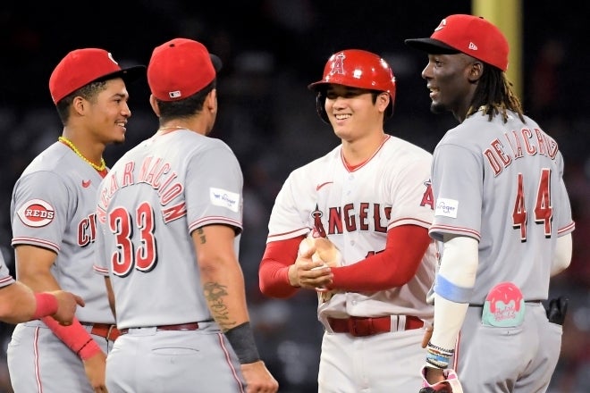 第２試合でレッズの選手たちと談笑する大谷。(C)Getty Images