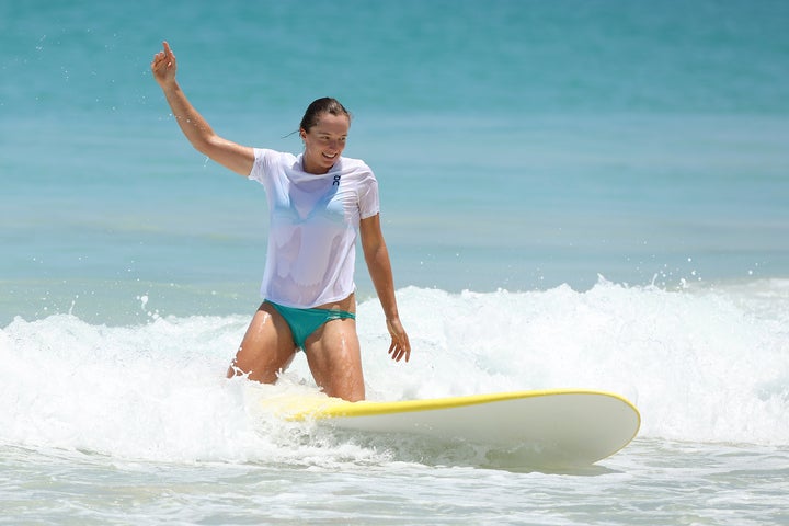 女子テニス世界１位のシフィオンテクらが大会を前にオーストラリアでサーフィンを満喫した。（C）Getty Images