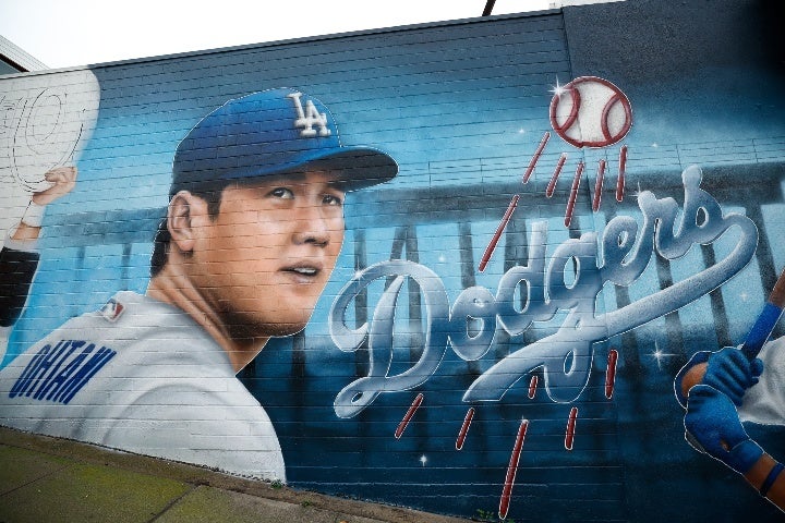 ドジャースの地元に登場した大谷翔平の「壁画」。打者専念となる来季もファンの期待は高まっている。(C)Getty Images