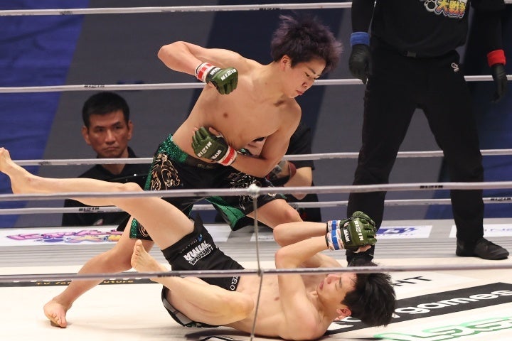 那須川天心の実弟・龍心（上）がTKOでMMAデビュー戦を飾った。写真：永島裕基