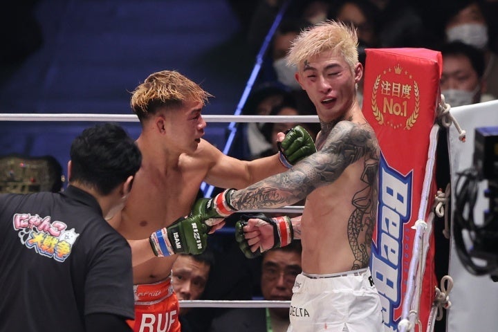 激しい殴り合いが展開されたYA-MAN（左）と平本（右）の試合は、平本が判定勝ちを収めた。写真：永島裕基