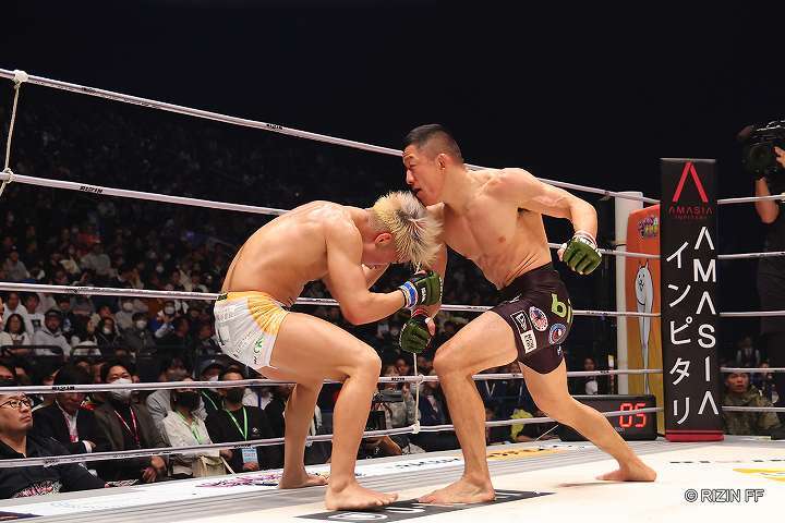 第２ラウンド、打撃で優位に立った堀口は締め技で勝負にケリをつけた。(C) RIZIN FF