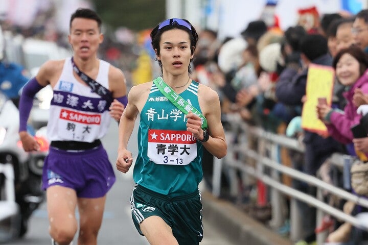 ３区の太田が駒大の佐藤を抜きトップに躍り出た。(C)JMPA