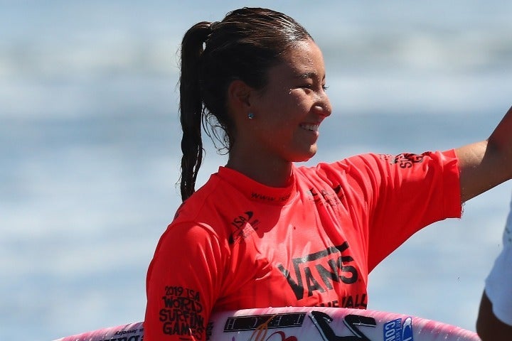 女子プロサーファー松田詩野が、今年初出しの動画でチューブライディングを披露。(C)Getty Images