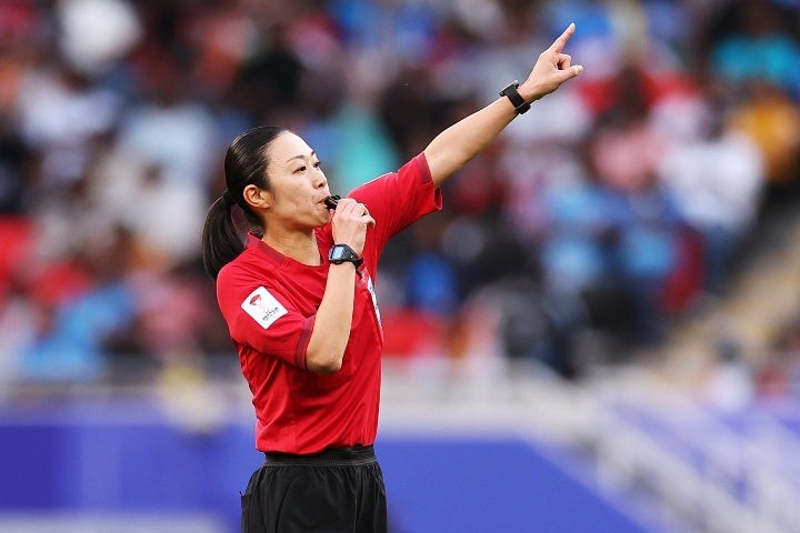 アジア杯で女性初の主審を務めた山下氏。そつのないレフェリングで試合をコントロールした。(C)Getty Images