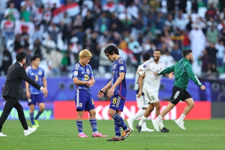 勝利に喜ぶイラク選手とは正反対に、敗北にうなだれる日本。写真：梅月智史（THE DIGEST写真部）