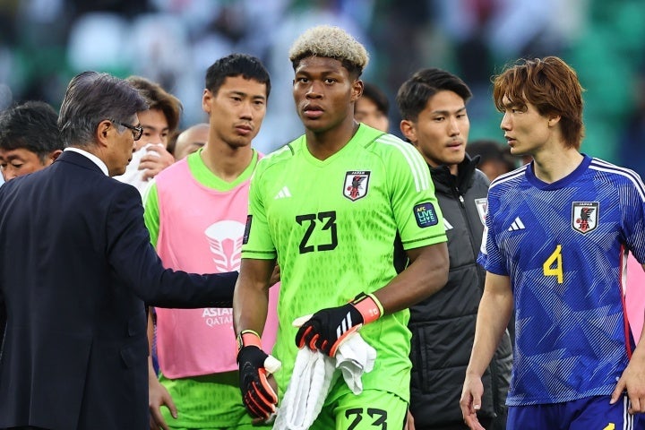 日本のGK鈴木（中央）は２試合連続でスタメン出場したが、イラクに２失点を喫した。写真：梅月智史（THE DIGEST写真部）