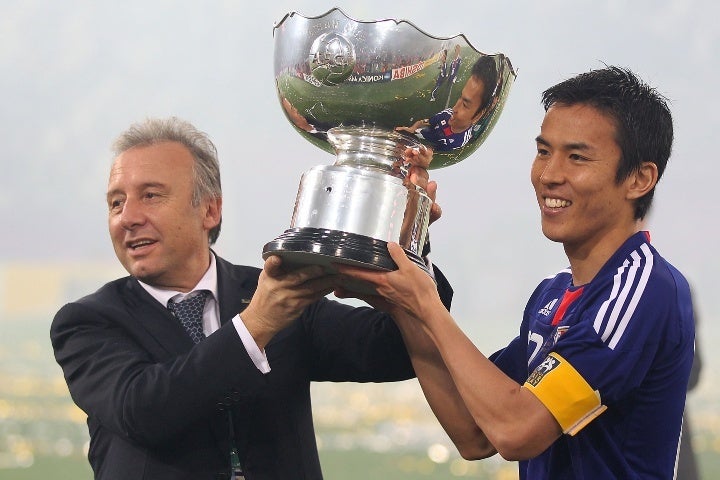 13年前のアジア杯で日本を優勝に導いたザッケローニ（左）氏が元気な姿を見せた。(C)Getty Images