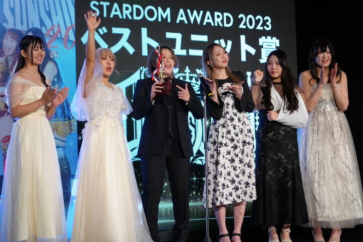 ベストユニット賞に輝いたQQ。リーダーの詩美（左から３番目）は、スーツ姿で登場した。写真：田中研治（THE DIGEST写真部）