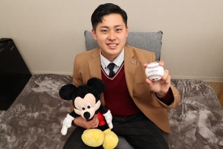 メジャー公式球とミッキーマウスを手に入寮した東松。将来的な目標は「メジャー」と語った。