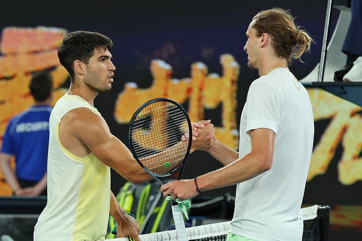 ズベレフ（右）に押され、「自分の本来のレベルを発揮できなかった」というアルカラス（左）は、全豪オープン準々決勝で姿を消した。(C)Getty Images