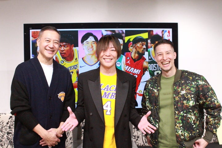 声優でレイカーズファンとしても知られる谷山紀章(中央)がNBA愛を語った。