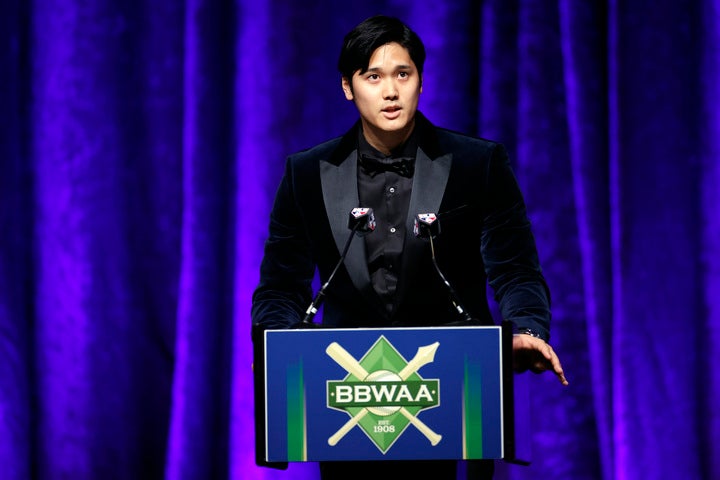 全米野球記者協会（BBWAA）の晩餐会で英語でおよそ２分間スピーチした大谷。(C)Getty Images