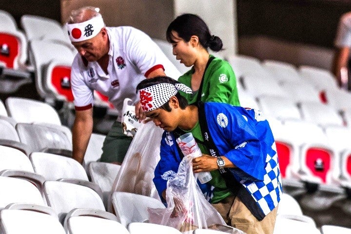 ２年前のカタールW杯でも日本サポーターのゴミ拾いが脚光を浴びた。(C)Getty Images