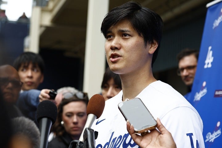 イベント参加前に大勢の報道陣に囲まれ取材に応じる大谷。(C)Getty Images