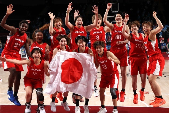 東京五輪では銀メダルを獲得し、快進撃を遂げた日本女子バスケ。パリ五輪への切符に王手をかけた。(C)Getty Images