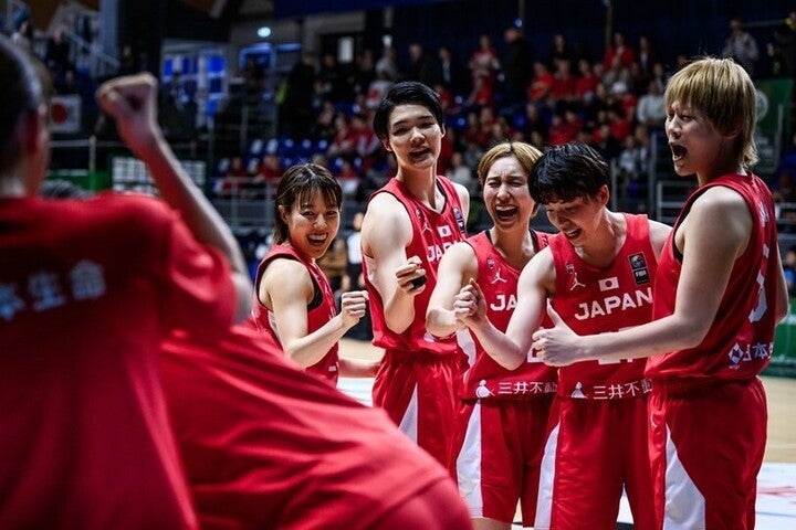 パリ行きを懸けた最終第３戦、日本はカナダとの激闘を制して今大会２勝目。見事に３大会連続の五輪出場を決めた。(C)FIBA
