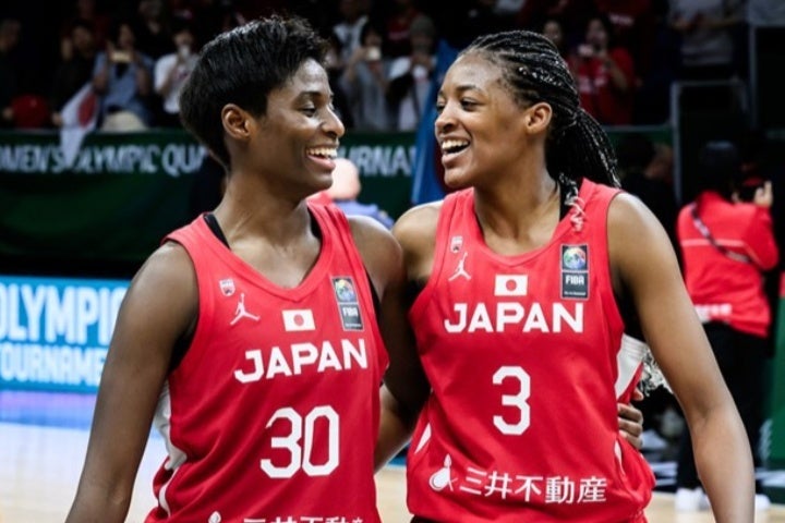 日本のパリ五輪出場決定に大きく貢献した馬瓜姉妹。左は姉のエブリン、右は妹のステファニー。(C)FIBA
