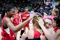 女子バスケ日本代表は「死の組」と言われた難敵揃いのグループを突破し、パリ五輪出場権を自力で掴んだ。(C)FIBA