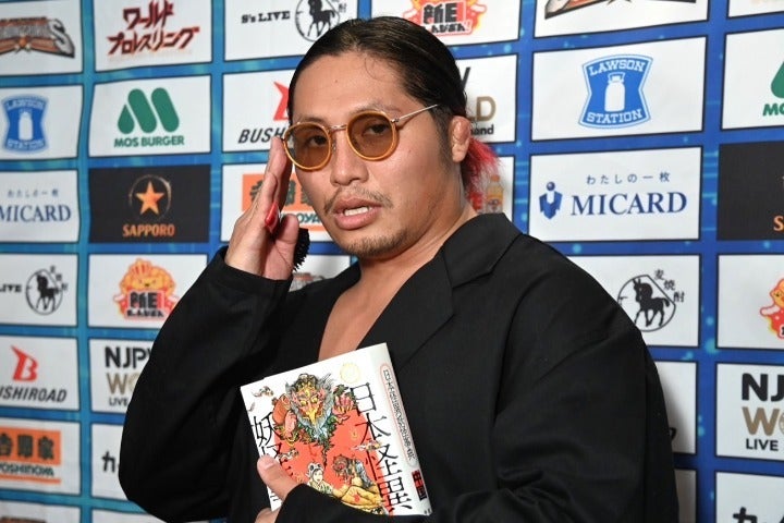 KAMAITACHIのマネージャー、ミスター・タカハシが後楽園ホールに登場。いつものように「ナンセンス！」と連呼し、ビジネスの話を展開した。写真：新日本プロレスリング