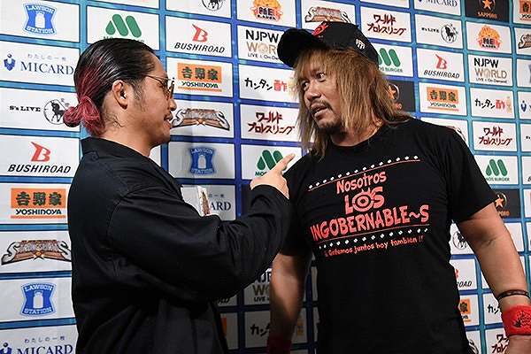 ミスター・タカハシを質問攻めにする内藤。しかし、帰ってくる答えは「ナンセンス」ばかりだった。写真：新日本プロレスリング