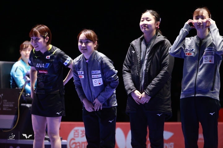 左から平野、伊藤、早田（一番右）の黄金世代を揃えた日本はルーマニアを倒し、メダルを確定した。(C)WTT