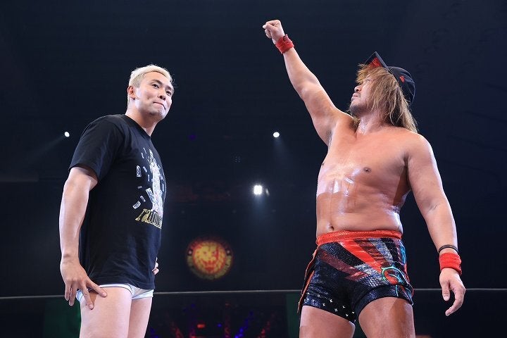 オカダ・カズチカと内藤哲也がリング上で互いへエールを贈り合った。写真：新日本プロレスリング
