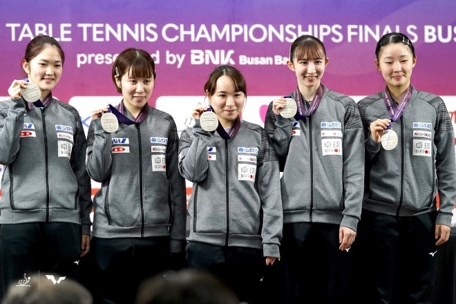 銀メダルを手に笑顔をみせる日本女子卓球代表（左から木原、平野、伊藤、早田、張本）。(C)WTT