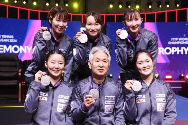 日本女子代表のメンバー５人と記念撮影に収まる渡辺監督（前列中央）。写真：YUTAKA/アフロスポーツ