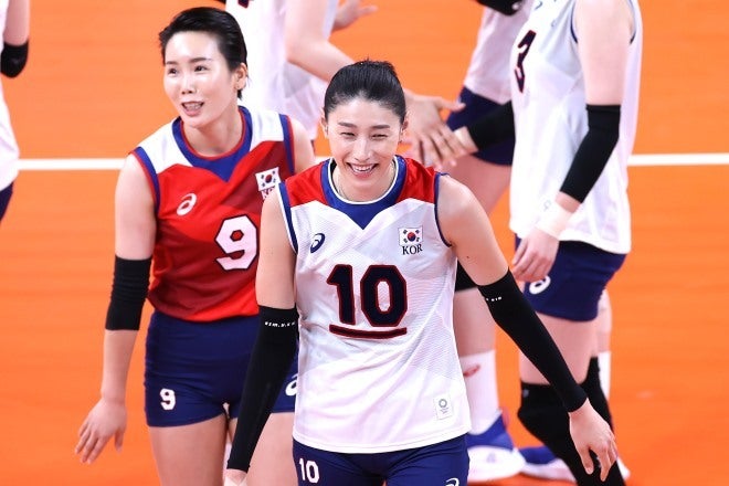 東京五輪ではキム・ヨンギョン（10番）らと共に韓国女子代表の快進撃を牽引したオ・ジヨン（９番）。今回連盟から重罰を言い渡された。(C)Getty Images