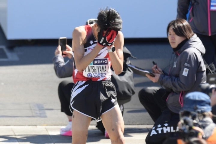 西山はゴール直後、パリ五輪の代表権を掴めず顔を覆い涙を流した。写真:鈴木颯太朗