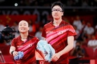 東京五輪で絶妙なコンビプレーをみせた水谷氏（右）と伊藤（左）。だが金メダル獲得の４か月後、水谷氏は衝撃の事実を知らされた。(C)Getty Images