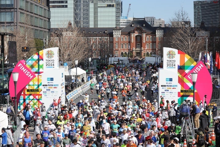 約３万8000人のランナーが東京マラソンに参加した。(C)東京マラソン財団