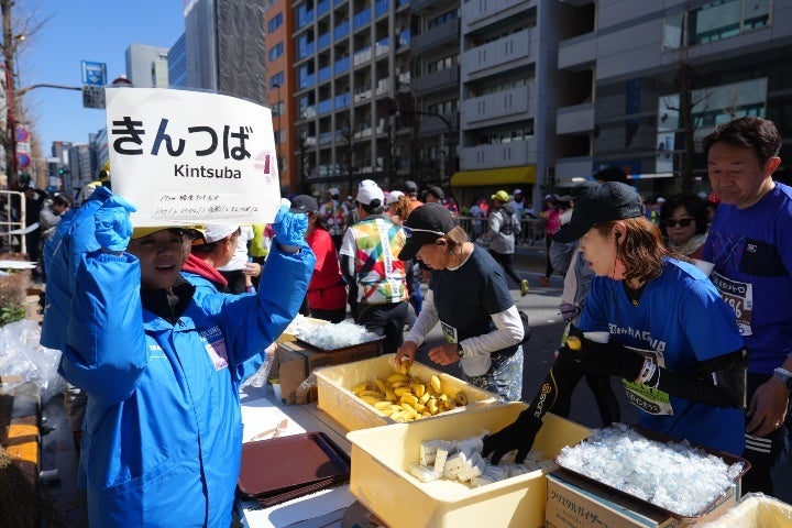 ランナーを支えるため、大勢のボランティアも活躍した。(C)東京マラソン財団