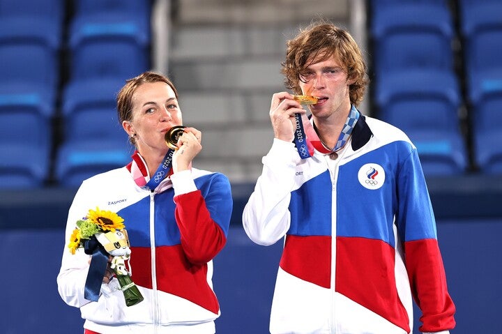 ロシアとベラルーシに対してITFは条件付きでパリ五輪出場を容認した（写真は東京五輪混合複で金メダルを獲得したロシアのルブレフとパブリュチェンコワ）。(C)Getty Images