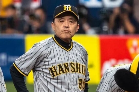 阪神の４失策に岡田監督はベンチで険しい表情を見せていた。写真：野口航志