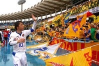 2011年４月23日に行なわれた東日本大震災に伴うリーグ戦中断明けの初戦で、ベガルタ仙台は87分のゴールで川崎フロンターレに逆転勝ち。FKで決勝点をアシストしたのは梁勇基だった。写真：THE DIGEST写真部