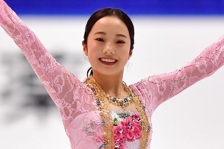 上品な大人コーデを披露した本田さん。この日は、ポニーテールで決めた。(C) Getty Images