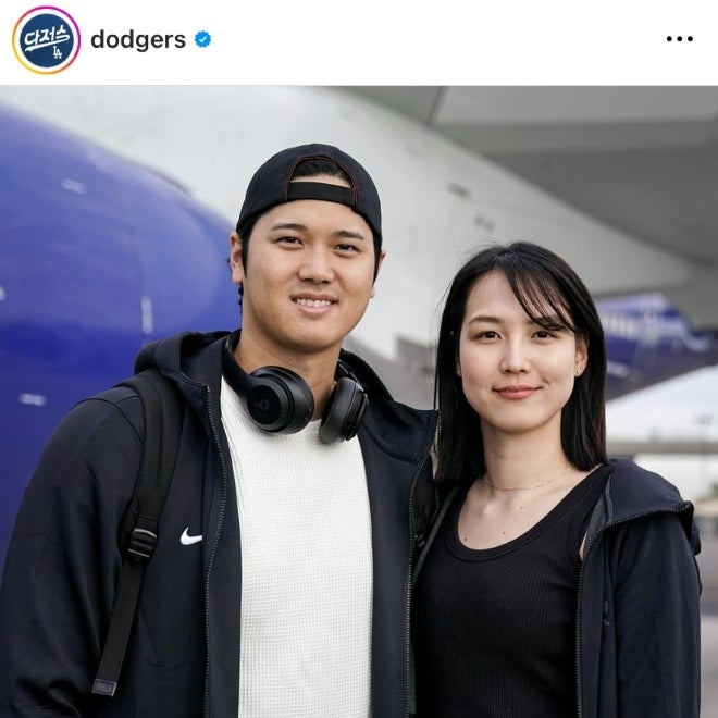 MLB開幕戦に向けて韓国へ旅立った大谷。新妻と思われる長身女性との写真を投稿した（画像はドジャース公式インスタグラムより）。