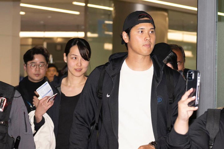 韓国に到着した大谷夫妻。空港では多くのファンから声援を受けた。(C)Getty Images