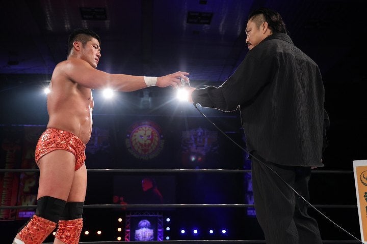 SANADAは挑発する後藤に対して「負ける自信がない」と言い返した。写真：新日本プロレスリング