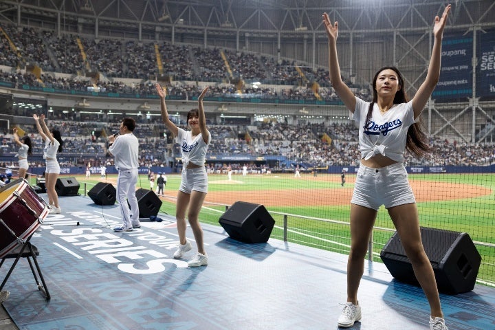 ドジャースのユニホームを着てスタンドを盛り上げた韓国チアガール。(C) Getty Images