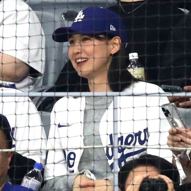 MLB開幕戦を観戦する大谷真美子さん。この日はユニホーム姿を披露した。(C)Getty Images